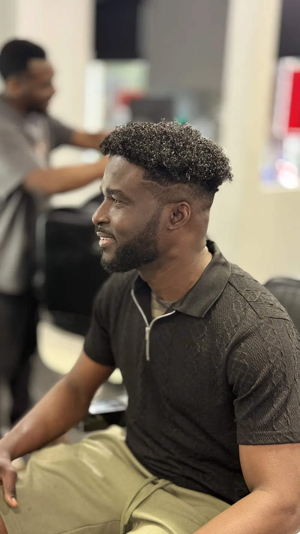 Coupe bouclée avec dégradé et barbe sculptée réalisée chez VIP Spot Barbershop, barbier à Montréal-Nord